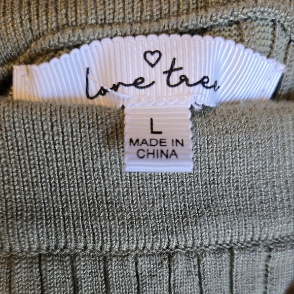 Chic Sage Green Ribbed Midi Skirt with Front Button Detail Size Large - Picture 3 of 3